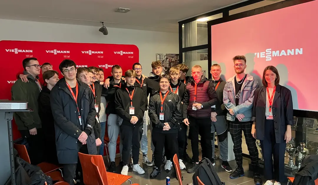 Nasza inicjatywa obejmuje nie tylko dostarczanie środków na nowoczesne pomoce dydaktyczne, ale także organizację warsztatów, wykładów, wizyt studyjnych oraz praktyk zawodowych, aby zainspirować młodzież do odkrywania swoich pasji i rozwijania umiejętności. 